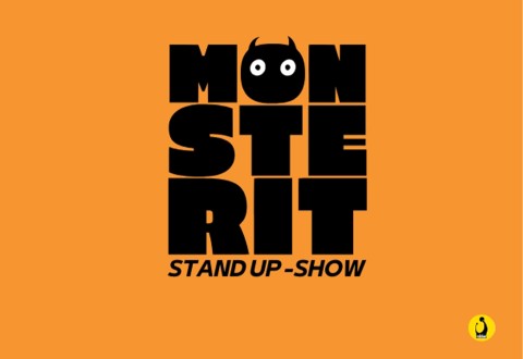 Oranssilla taustalla lukee lihavoidulla mustalla tekstillä ”MONSTERIT STAND UP-SHOW”, ja O-kirjaimen tilalla on sarjakuvamainen hirviön kasvot. Oikeassa alakulmassa on pieni keltainen logo, jossa on lintu.